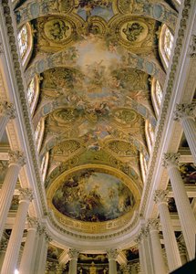 Vue de la Galerie du Roi et plafond voûté représentant Dieu parmi les anges, et La Résurrection du Christ (voûte de l